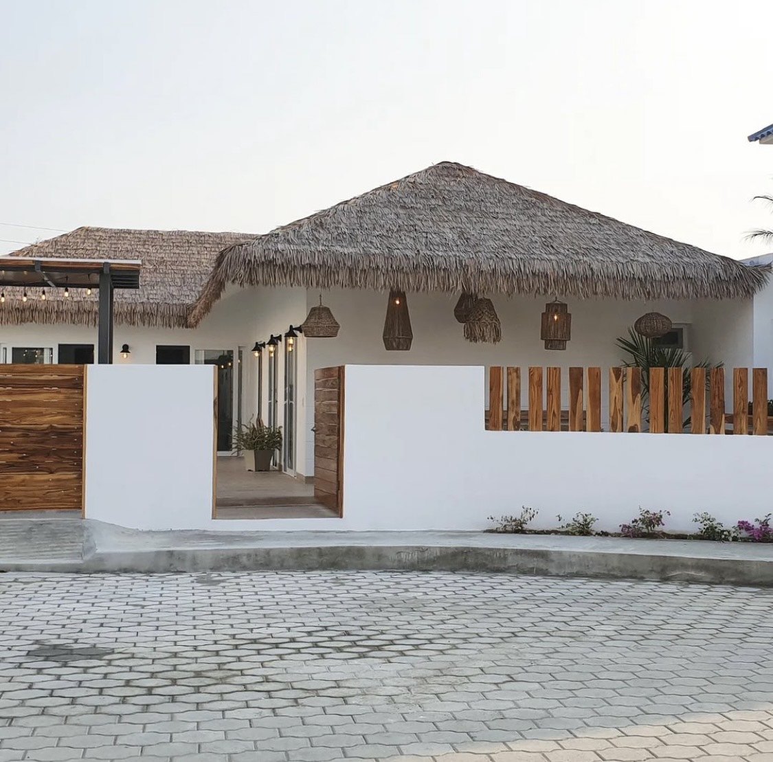 Casa de playa de fachada blanca publicada por la firma